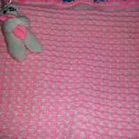 pink and white crochet blanket - Project by mobilecrafts