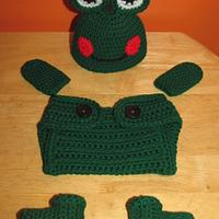 Frog - Hat, Diaper cover, mittens & Botties set