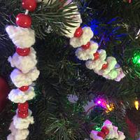 Crocheted popcorn & cranberry garland - Project by Shirley