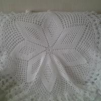 Star design circular  heirloom baby shawl  - Project by Catherine 