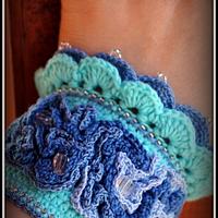 Crochet cuff bracelet in sea colors - Project by Dessy