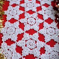 Crochet Snowflake Table Runner - Project by janegreen