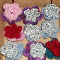 Knitted Flower Brooches - Project by mobilecrafts
