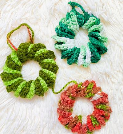 Christmas Crochet Wreath Ornament in Under 10 Minutes - Project by rajiscrafthobby
