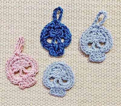 Quick and Easy Halloween Crochet Skull Charms  - Project by rajiscrafthobby