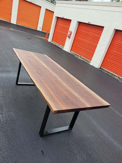 Walnut Live Edge Table - Project by Izzyswoodworking