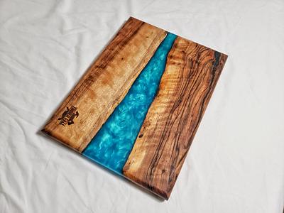 English walnut blue epoxy river charcuterie board - Project by Timberfallco