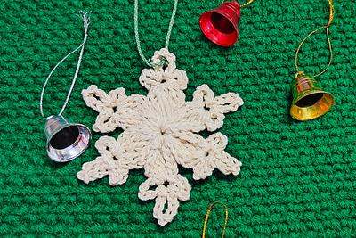 Easy One Round Crochet Snowflake  - Project by rajiscrafthobby
