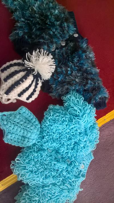 crochet loopys and hats - Project by mobilecrafts