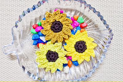 Super Easy and Quick Crochet Sunflower Applique Pattern - Project by rajiscrafthobby