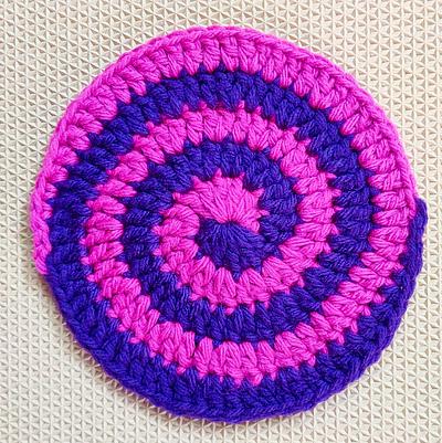 How To Make A Solid Two Color Spiral Crochet Circle - Project by rajiscrafthobby