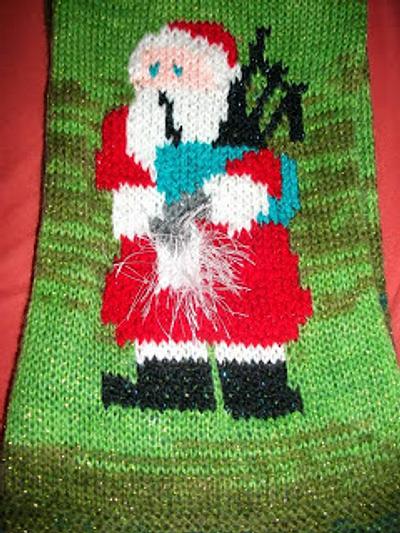 Piper Santa Scarf - Project by mobilecrafts