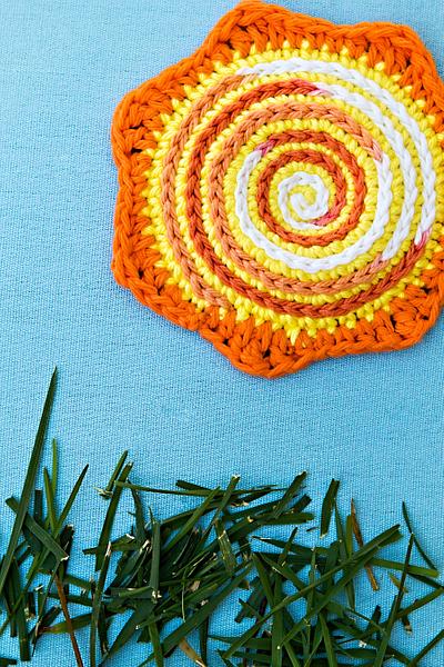 Little Sunspot - Coaster - Project by CrochetOlé