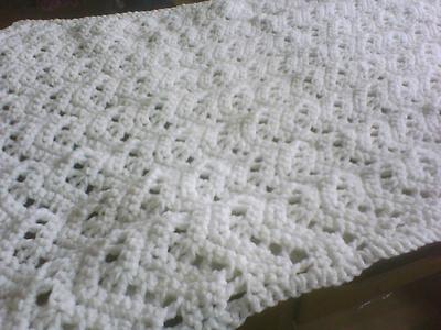 white crochet blanket - Project by mobilecrafts