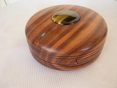 Dovetailed Lidded Keepsake Box  with secret compartment - Project by Jim Jakosh