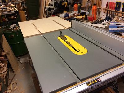 Outfeed Table for DeWalt Contractor Saw - Project by Mike40