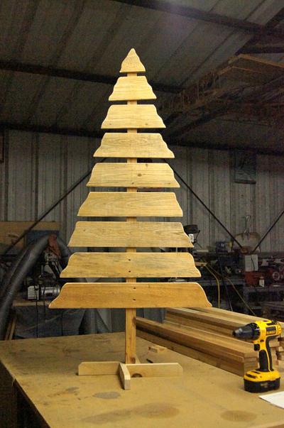 Pallet Wood Rustic Christmas Tree - Project by Shin