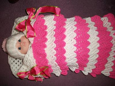 Knitted and Crochet Frills Baby Nest - Project by mobilecrafts