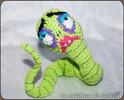Corpse Bride Crochet Worm - La Calabaza de Jack - Project by La Calabaza de Jack