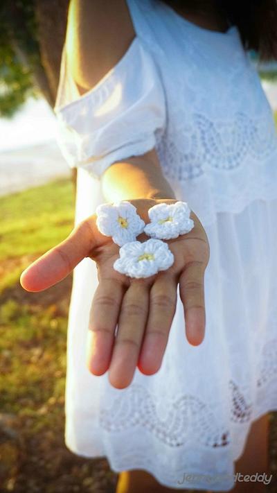 tiny daisy flower - Project by jane