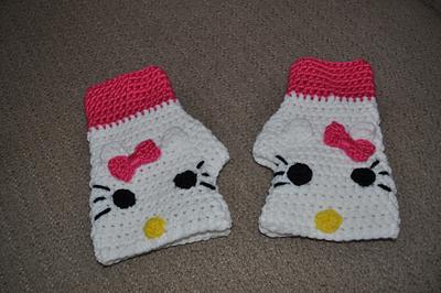 Hello Kitty Fingerless Texting Gloves - Project by Transitoria