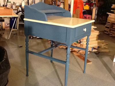 Chalk paint writing desk (shabby chic) - Project by Jack King
