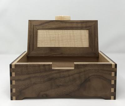 Walnut and Maple Keepsake Box - Project by kdc68