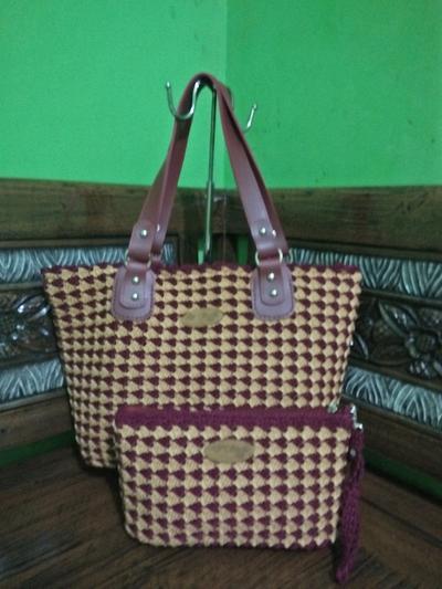 Maroon gold handbags - Project by Isneli Yulailah