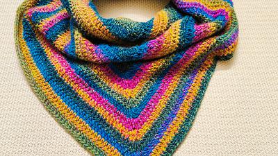 Easy and Simple Crochet Triangle Shawl - Project by rajiscrafthobby
