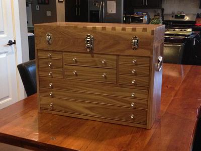Dovetail Toolchest - Project by Tomy Hovington
