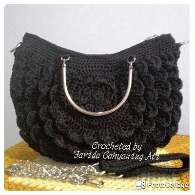 Black petals bag - Project by Farida Cahyaning Ati