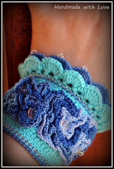 Crochet cuff bracelet in sea colors - Project by Dessy