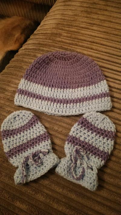 baby beanie and mits - Project by maggie craig