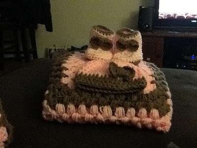 Baby blanket, hat, booties - Project by Mis gemelos