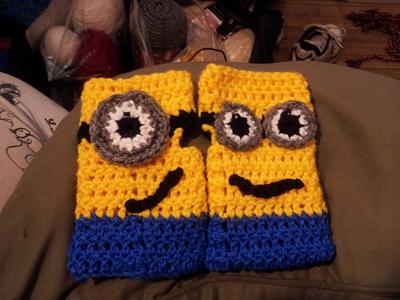 minion gloves - Project by Amy1976