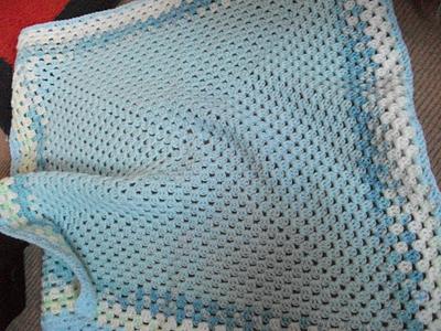 Blue and White Crochet Blanket - Project by mobilecrafts