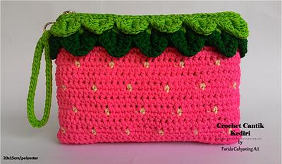 Strawberry purse - Project by Farida Cahyaning Ati