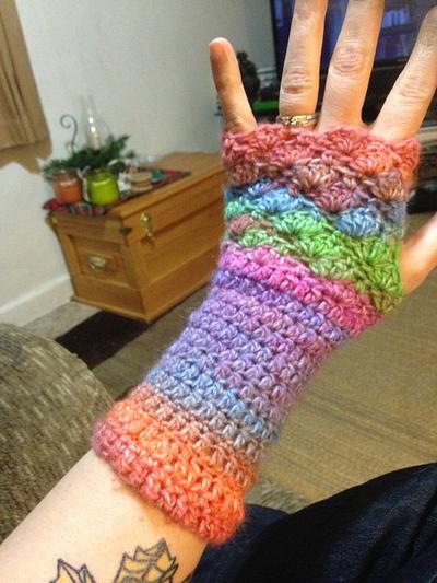 Colorful shell fingerless gloves - Project by Allison