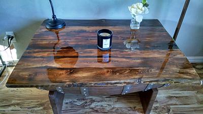 Wine barrel coffeetable with epoxy finish - Project by Maderhausen