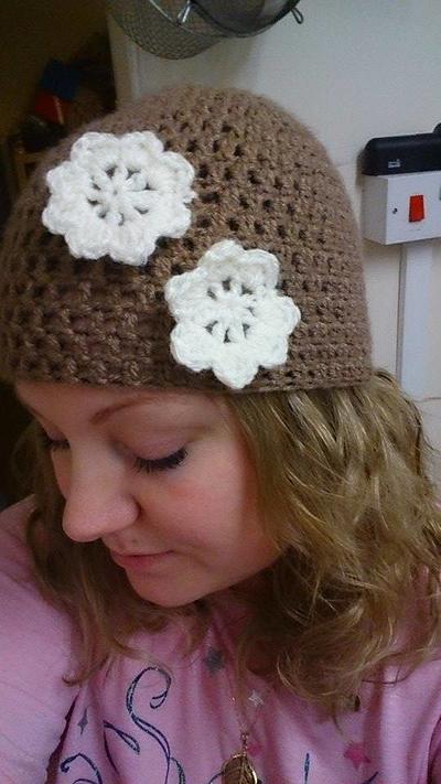 flower beanie hat - Project by StitchystuffCrafts