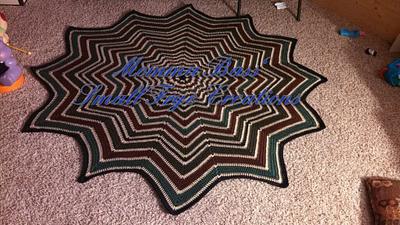 Forest floor round ripple blanket - Project by Momma Bass