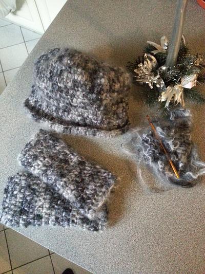 Mohair cloche hat & matching fingerless mittens - Project by Stormpixie