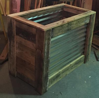 Pallet wood planter - Project by Gabe 