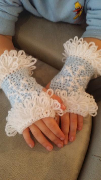 frozen inspired fingerless mitts - Project by lainyeb2