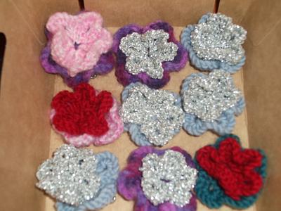 Knitted Flower Brooches - Project by mobilecrafts