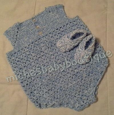 onesie and matching booties - Project by michesbabybout