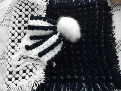 Pompom Blanket and crochet hat - Project by mobilecrafts