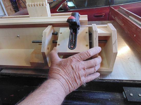 BOX JOINT JIG WITH ADJUSTEBLE INDEX - Woodworking Project by kiefer BOX JOINT JIG WITH ADJUSTEBLE INDEX - Woodworking Project by kiefer