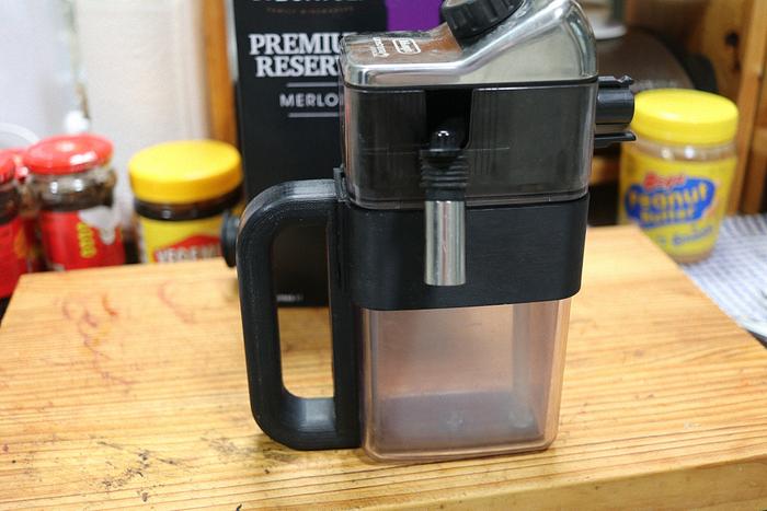 3D Printed handle (for a De Longhi Milk Container).
