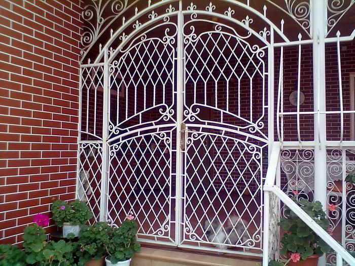 Gate to the veranda. (forged)
